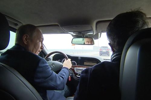 Video Tổng thống Putin lái Mercedes băng qua cầu Crimea