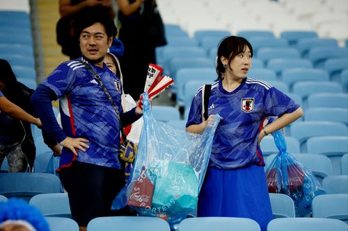 Hành động đẹp của CĐV Nhật Bản sau khi đội nhà bị loại ở World Cup
