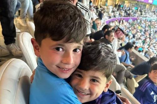 Mateo Messi bị mẹ mắng vì ném kẹo mút vào người hâm mộ