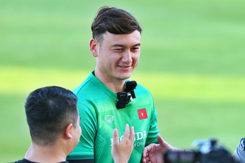 Văn Lâm bỏ thói quen đeo dây chuyền khi ra sân