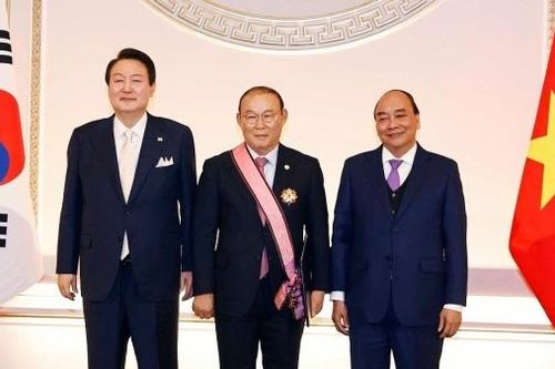 Có nhiều đóng góp cho quan hệ Việt-Hàn, HLV Park Hang Seo nhận Huân chương vì sự nghiệp ngoại giao