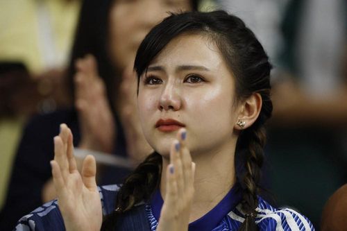 Fan nữ Nhật Bản khóc nức nở vì đội nhà hụt vé tứ kết World Cup