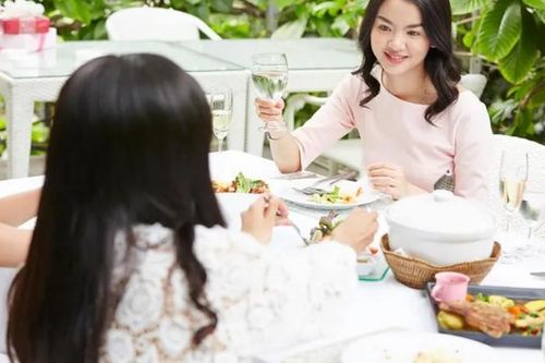 Nhìn đĩa mực trên mâm cơm nhà em chồng, tôi mới hiểu thấu con người cô ấy