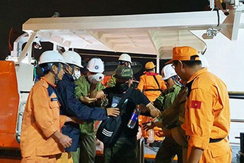 Cứu nạn thủy thủ người Philippines bị tai nạn trên tàu hàng