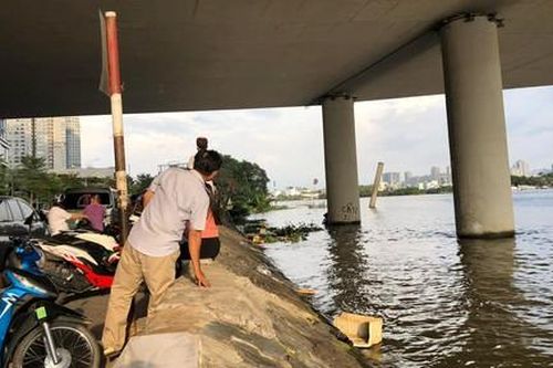 Thắp nhang tìm thanh niên nghi nhảy sông, tá hỏa thấy thi thể nữ nổi lên