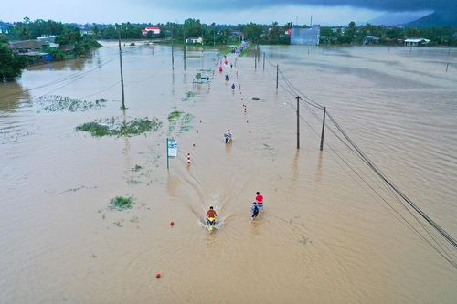Mưa lũ cô lập 165 hộ dân ở Quảng Ngãi, cuốn trôi một người ở Phú Yên