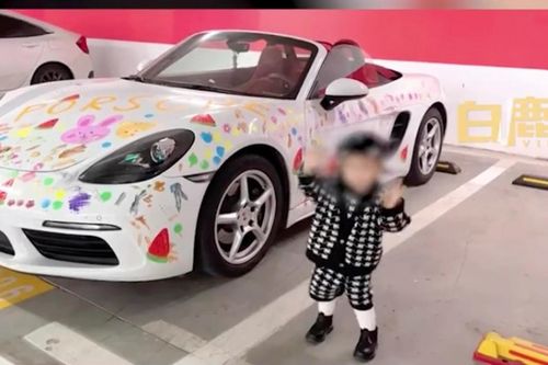 Người mẹ Trung Quốc cho con vẽ đầy siêu xe Porsche