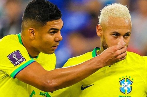 Hành động lạ của Casemiro với Neymar