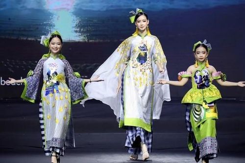 Ngất ngây trước sắc vóc của 'Hoa hậu cao nhất Việt Nam' khi trình diễn áo dài trên đất Thái