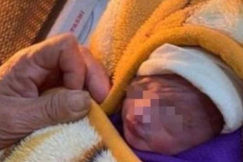 Phát hiện bé sơ sinh bị bỏ rơi trước cổng nhà thờ ở Nam Định