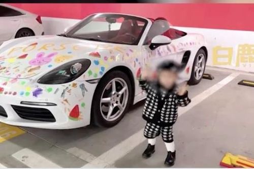Bà mẹ Trung Quốc cho con 2 tuổi vẽ đầy siêu xe Porsche
