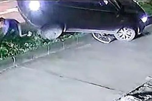 Bị ô tô lùi trúng, người đi xe đạp may mắn thoát chết nhờ tảng đá bên đường