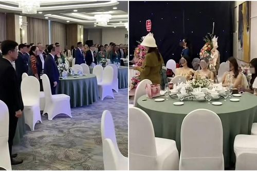 4 gái xinh bị 'ném đá' dữ dội vì ngồi bấm điện thoại khi cả hội trường đứng trang nghiêm chào cờ
