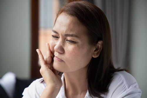 Nên làm gì khi bị liệt mặt, méo miệng do trời lạnh?