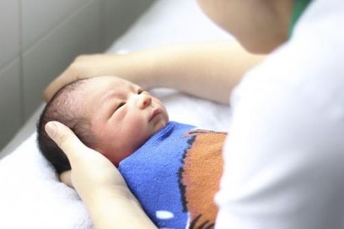 Chuyển dạ sinh sớm 12 tuần, sản phụ cảm ơn con cứu mạng sống của mình