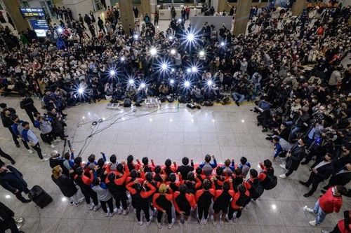 Tuyển Hàn Quốc được chào đón như người hùng khi về nước