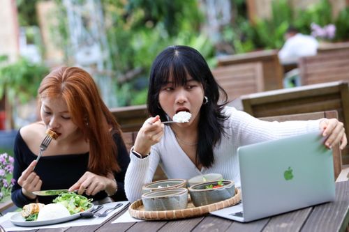 Dân văn phòng ăn cơm tự nấu để giảm cân