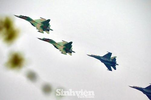 Tiêm kích SU-30MK2 trình diễn khai mạc triển lãm quốc phòng