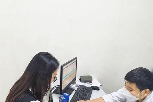 Trời lạnh, người trẻ méo mồm vì chủ quan