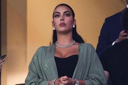 Bạn gái đeo trang sức 2,2 triệu USD tới sân cổ vũ trong ngày Ronaldo ngồi dự bị