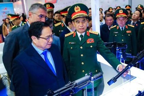 Thủ tướng tham quan vũ khí, khí tài do Việt Nam và các nước sản xuất