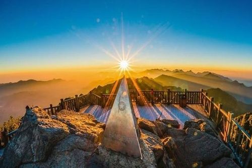 Vì sao Fansipan được chọn là ngọn núi thích hợp để trekking dịp cuối năm?
