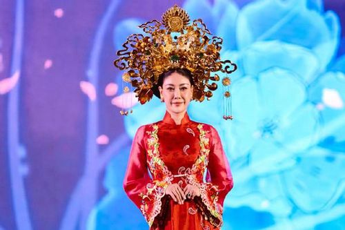 Hoa hậu Thùy Tiên, Hà Kiều Anh đọ dáng trên sàn catwalk