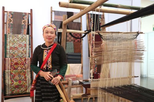 Cách xếp chỉ, tạo hoa văn truyền thống của phụ nữ Châu Mạ, Thái Thanh