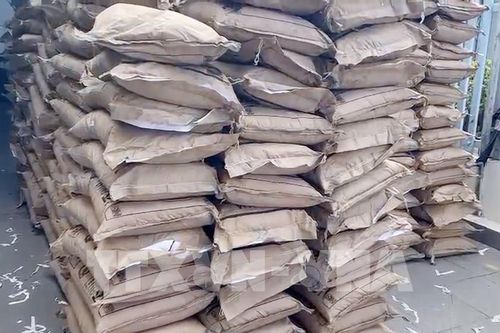 An Giang: Phát hiện xe tải chở gần 14 tấn đường và phụ gia không rõ nguồn gốc