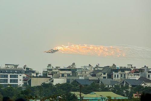 Hàng nghìn người dân hào hứng ngắm máy bay tiêm kích biểu diễn trên bầu trời Thủ đô