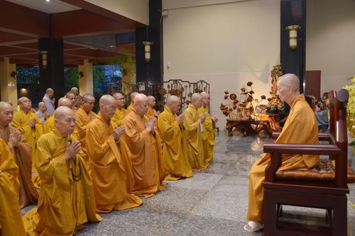 Đón nhận lời huấn thị của Đức Pháp chủ, khánh chúc Hòa thượng Chủ tịch Hội đồng Trị sự GHPGVN