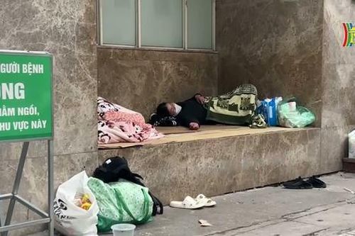Giá rét, người nhà bệnh nhân mong được sự giúp đỡ