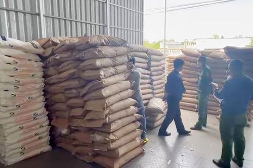 Phát hiện 500 bao đường cát nghi vấn nhập lậu