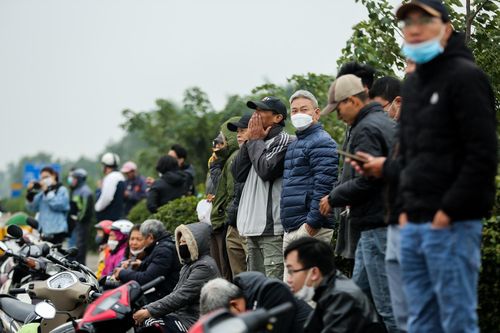 Người dân háo hức xem máy bay chiến đấu trình diễn trên bầu trời Hà Nội