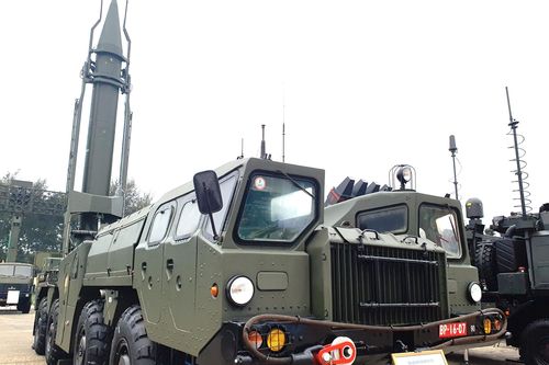 Tên lửa đạn đạo Scud-B thu hút người xem tại Triển lãm Quốc phòng 2022
