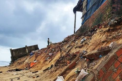 Sóng phá bờ biển Phù Mỹ (Bình Định): Dân thấp thỏm lo mất nhà, mất đất