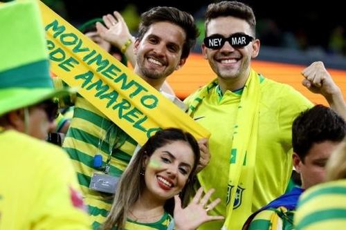 Nụ cười những cổ động viên nữ các nước trên khán đài World Cup 2022