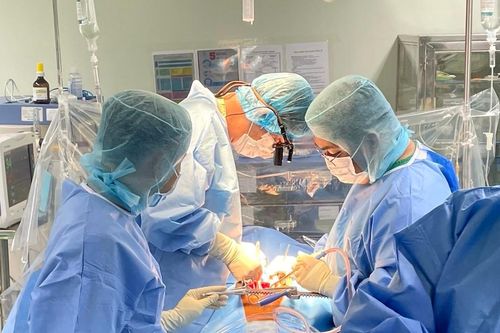 Cứu sống nam thanh niên Campuchia nguy kịch