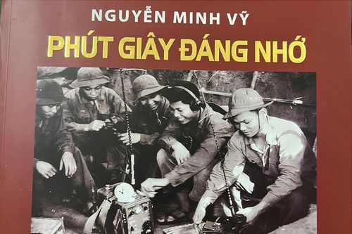 Bộ sách ảnh tư liệu quý về chiến trường Quảng Trị đỏ lửa