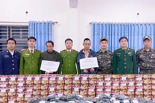 Bắt nhóm đối tượng buôn bán 1,5 tạ pháo giấu trên xe tải từ Lào vào Nghệ An