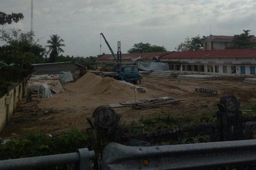 Cà Mau: 5 học sinh ngồi học bị thương khi cần cẩu đập vào nóc trường