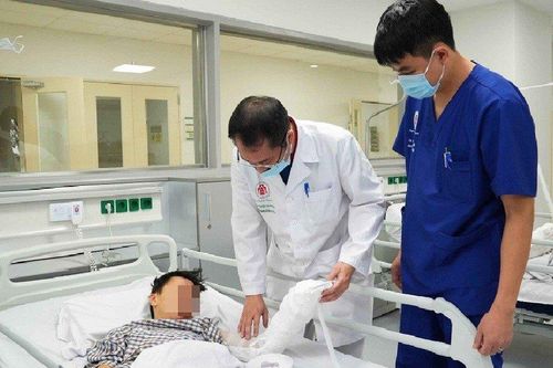 Bé trai nát tay, bỏng mặt khi nấu ăn bằng bình gas mini tại nhà