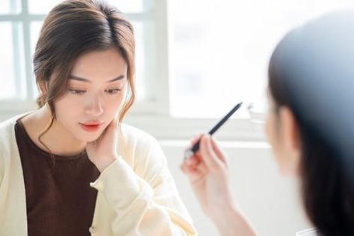 Giật mình khi thấy chị dâu nằm dưới nền nhà lúc nửa đêm