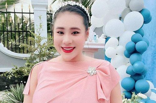 Hồ Bích Trâm hạnh phúc đón con đầu lòng