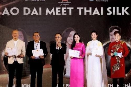 Giao lưu văn hóa và thời trang Việt Nam-Thái Lan qua 'Áo dài Gặp gỡ lụa Thái'
