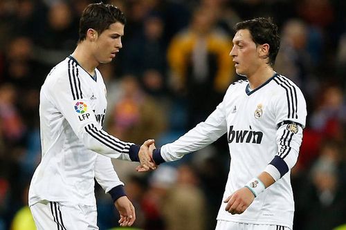 Mesut Oezil bất ngờ 'chửi mắng' truyền thông vì Ronaldo