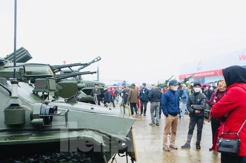 Người dân đội mưa xem triển lãm Quốc phòng quốc tế Việt Nam