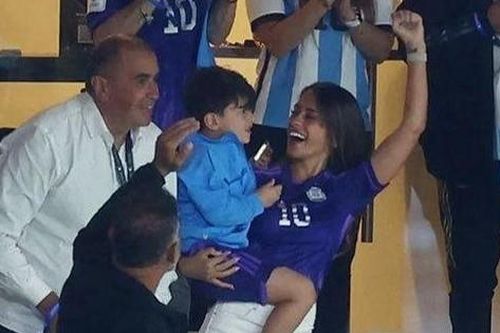 Vợ con Messi ăn mừng chiến thắng kịch tính của Argentina