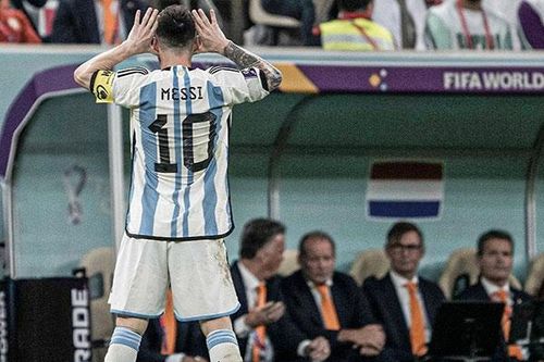 Messi tỏ thái độ tức giận với Wout Weghorst