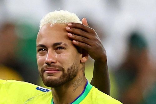 Neymar và đồng đội khóc nức nở sau trận thua Croatia